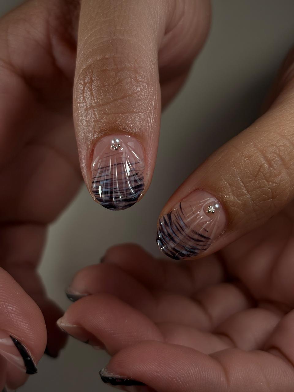 Capping con diseño líneas y perlas